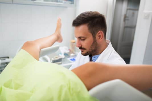 gynécologue brun sexy