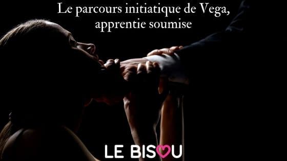 Une femme se laisse aller à la soumission