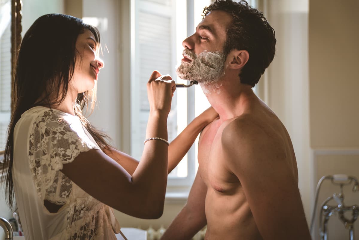 Couple sexy en train de se raser