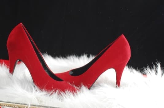 Escarpings rouge et plume - fétichisme - June Summer