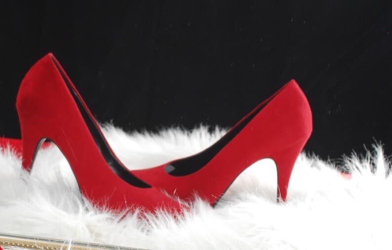 Escarpings rouge et plume - fétichisme - June Summer