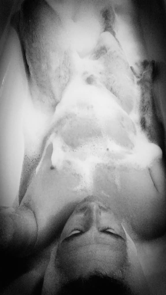 MrAndromaque - homme nu dans son bain