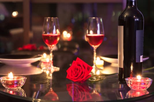 Dîner romantique aux chandelles - bouteille de vin