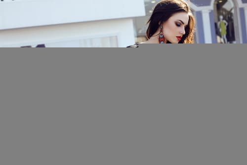 Femme bourgeoise sexy faisant du shopping